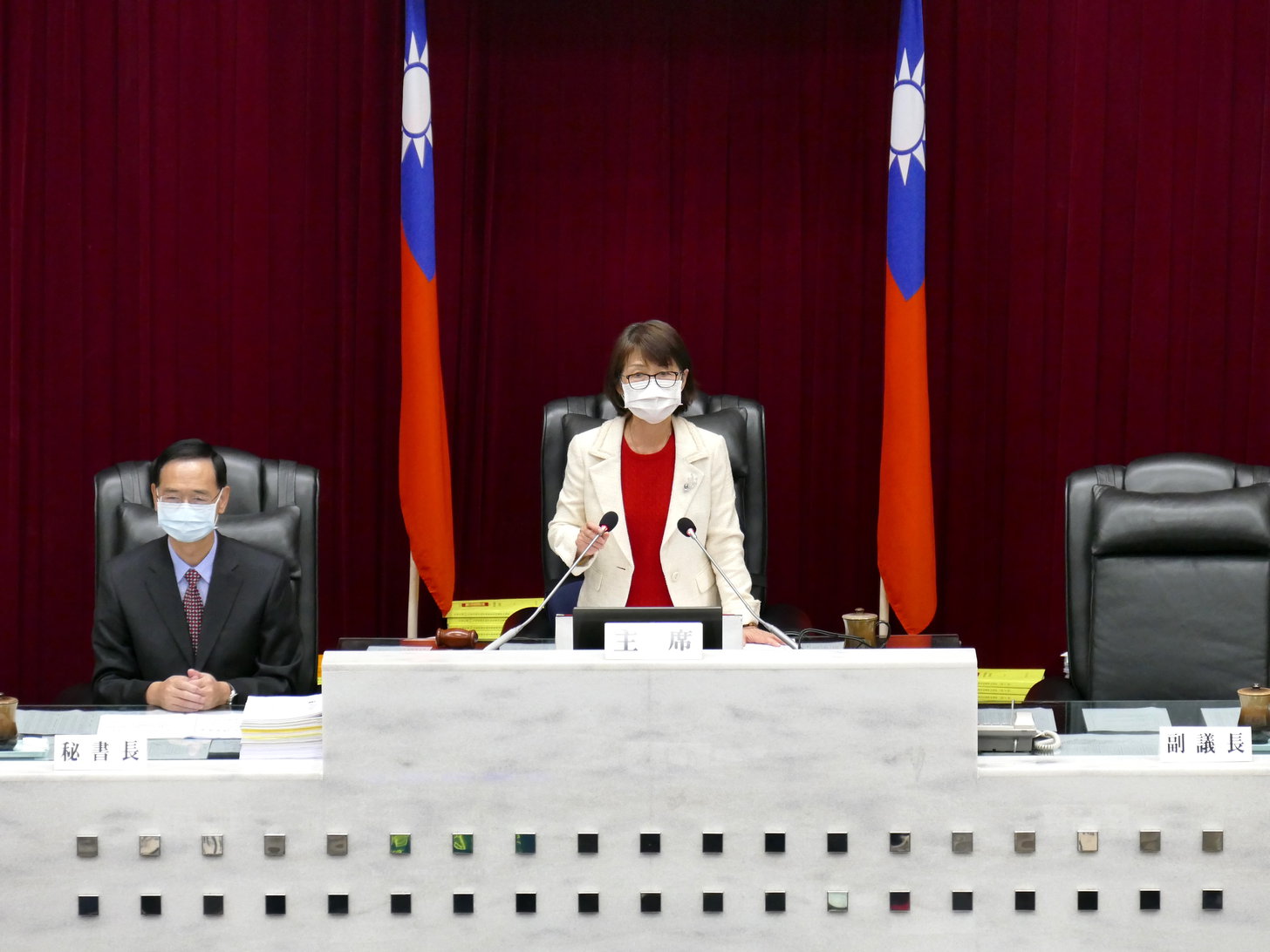 曾麗燕(中)宣布高雄市議會第9次臨時會閉會。   圖：高雄市議會提供