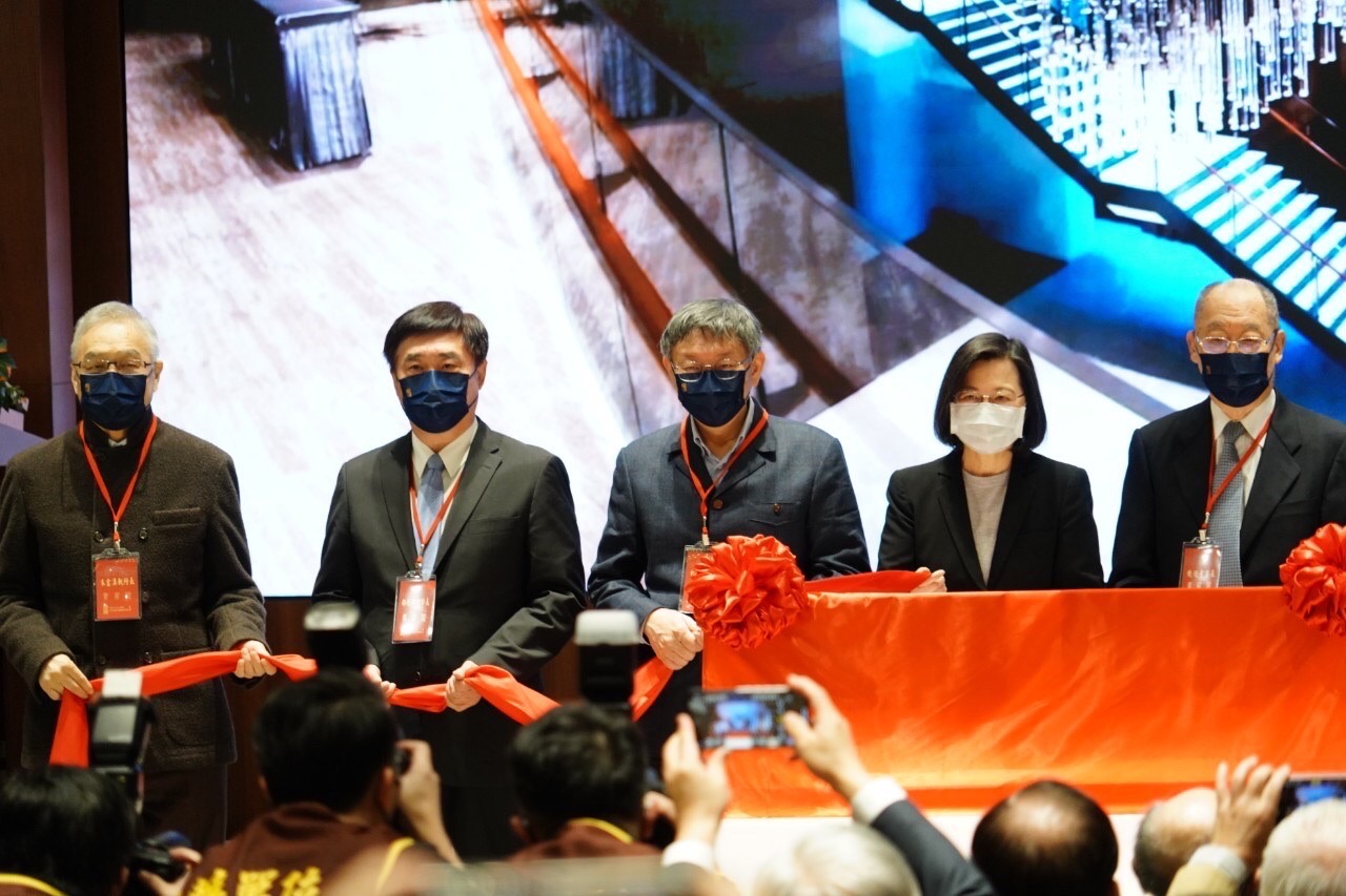 總統蔡英文（右2）、台北市長柯文哲（中）等高官出席經國七海文化園區與蔣經國總統圖書館開幕式。   圖：台北市政府 / 提供