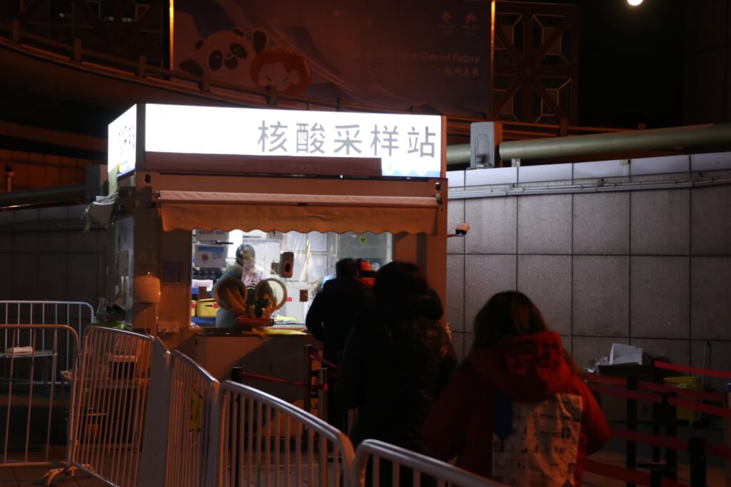 北京西站為旅客做核酸採檢。   圖/中新社