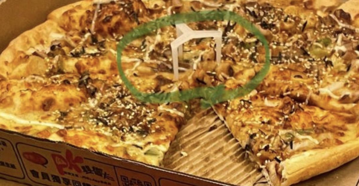 ▲往往打開Pizza盒之後，你是否發現盒子中間都會有一個「三角架」放在Pizza的中間呢？   圖/PTT