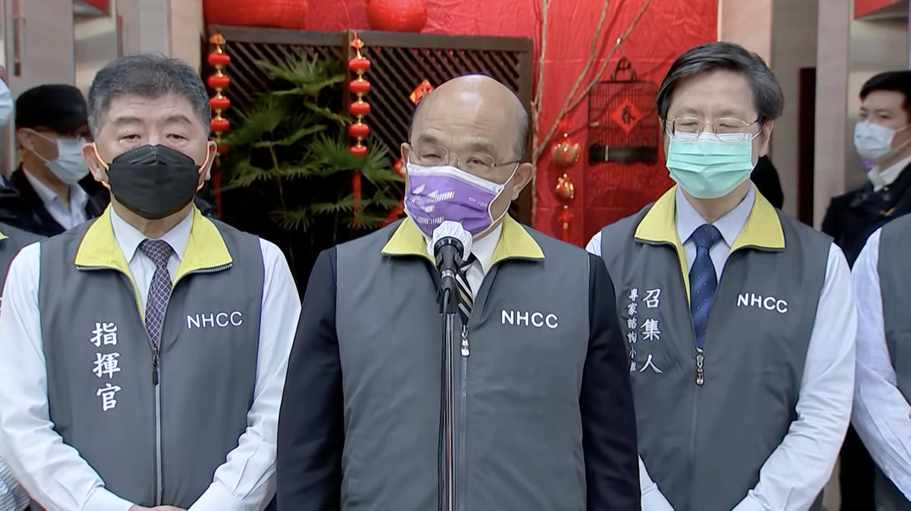 彭博6月全球防疫韌性排名台灣排第52名。圖為行政院長蘇貞昌（中）及衛福部長陳時中（左）。   圖：翻攝直播
