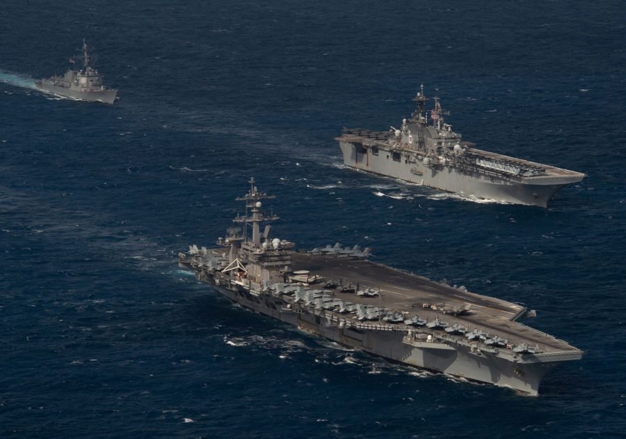美軍航空母艦「卡爾文森號」(前)、兩棲突擊艦「美利堅號」(後右)與「勃克級」驅逐艦「史普魯恩斯號」(後左)。22日參與菲律賓海軍演。   圖：翻攝US Navy