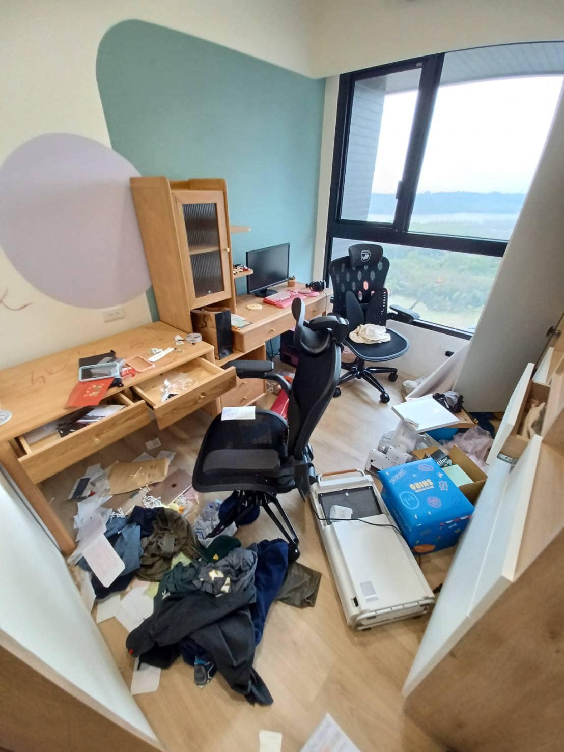 知名棒球YouTuber「台南Josh」近日才公開新房裝潢開箱影片，未料數日後就遭老婆家暴並被破壞。   圖：巴毛律師混酥團