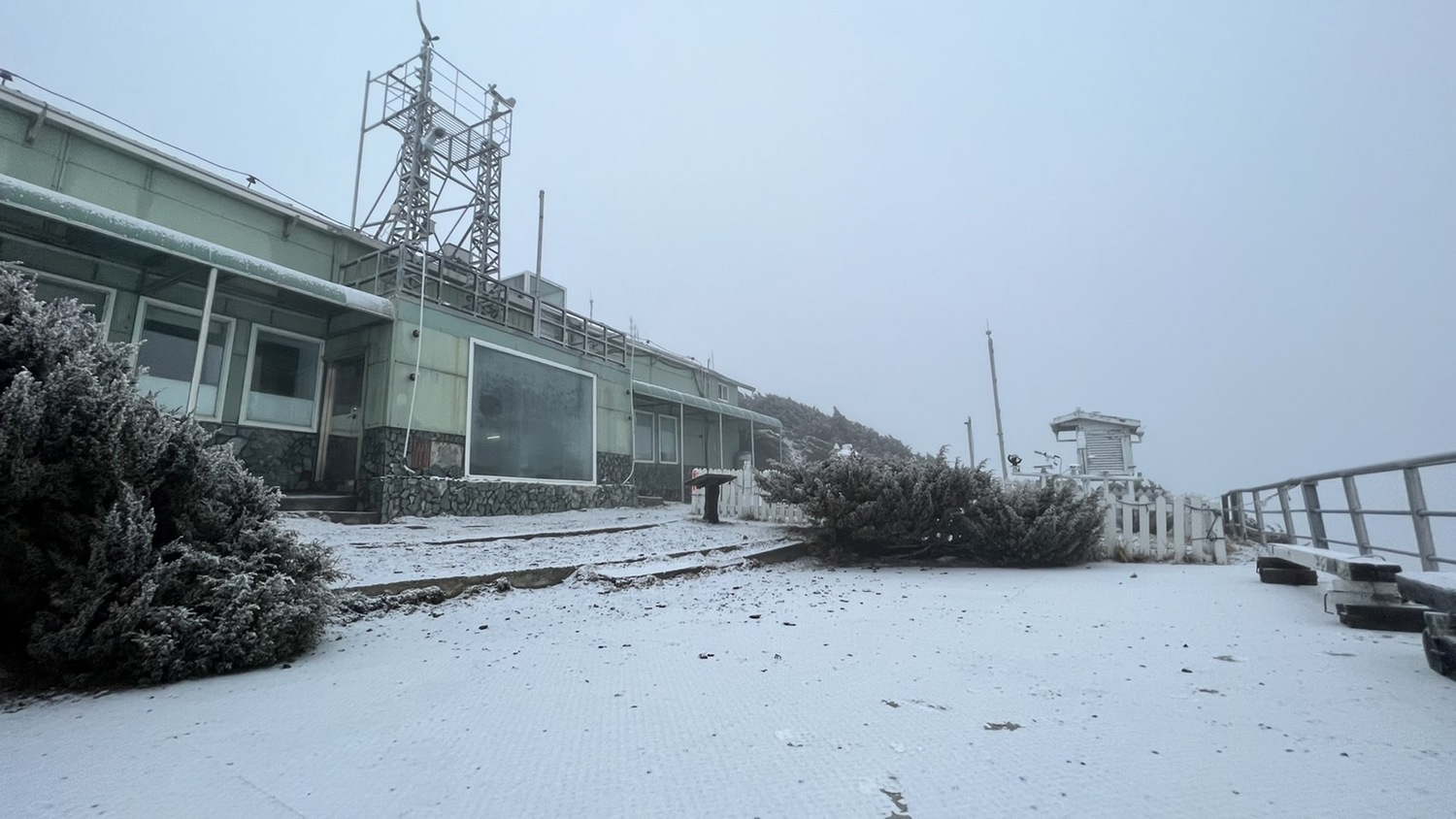 玉山今日清晨開始降雪，積雪約1公分。   圖：中央氣象局／提供
