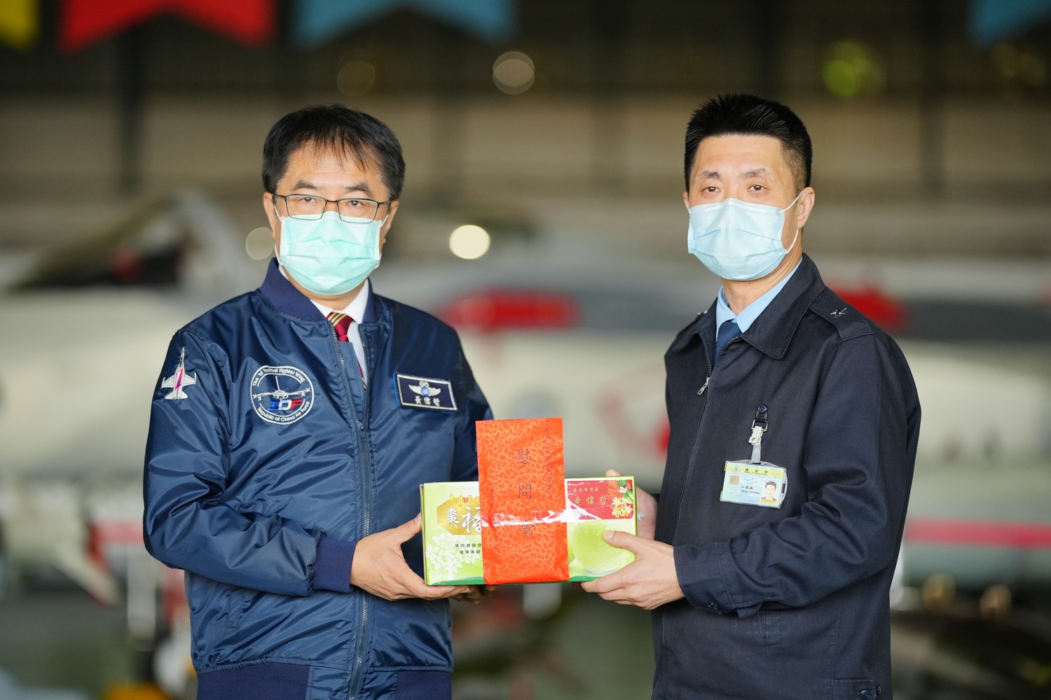 台南市長黃偉哲（左）及空軍第一戰術戰鬥機聯隊長江義誠少將（右）。 圖：擷取自黃偉哲臉書