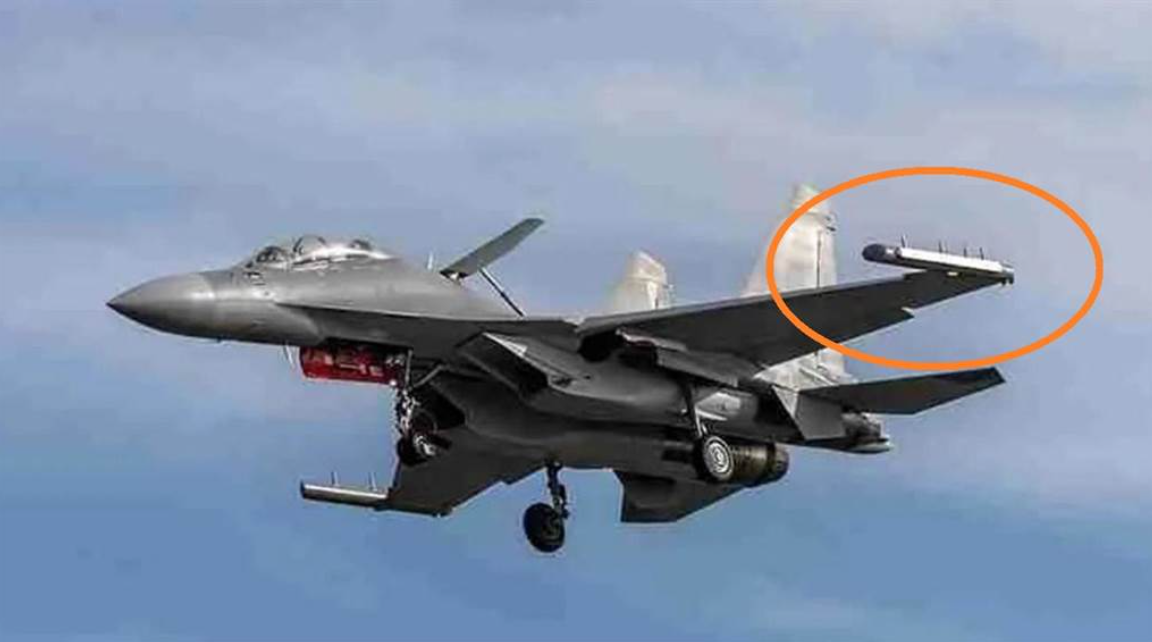 解放軍最新空中電子戰機「殲-16D」，翼尖的刀狀突起是明顯的特徵，內部可能是射頻天線。 圖：擷取自環球報