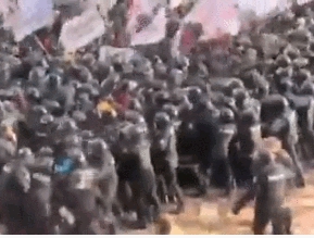 烏克蘭示威者在國會大樓外與鎮暴警察發生激烈衝突。   圖 : 截取自推特影片