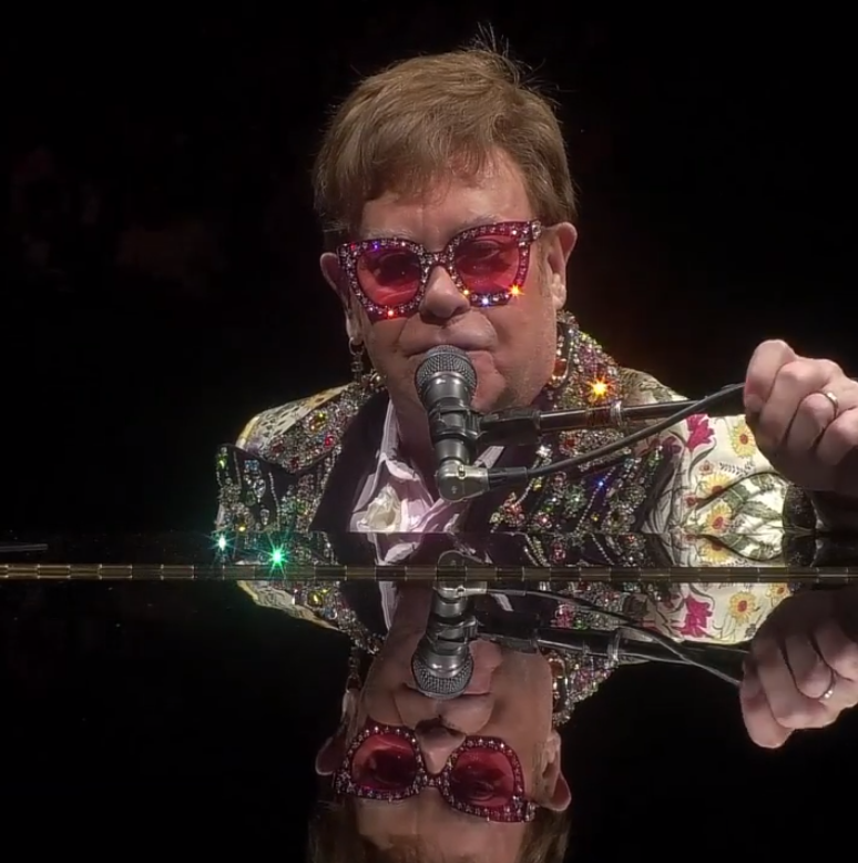 艾爾頓強(Elton John)昨(25)日驚傳確診新冠肺炎。   圖：翻攝自IG/eltonjohn