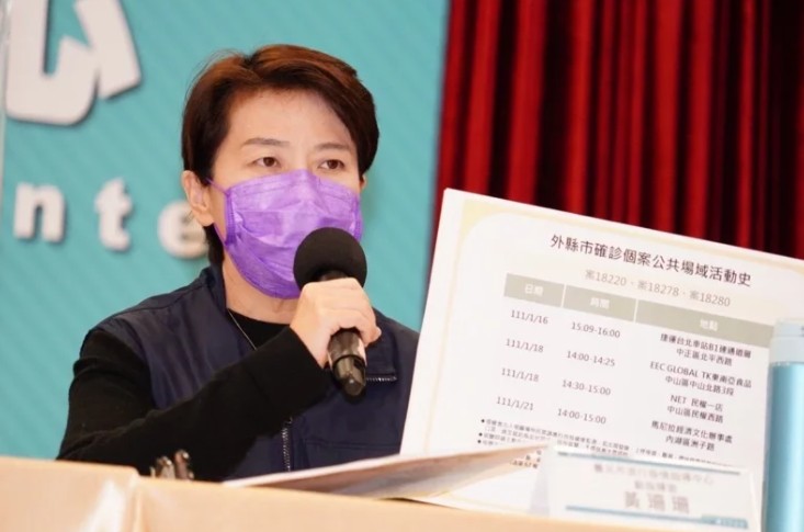 台北市副市長黃珊珊在防疫記者會上說明確診者足跡史。   圖：台北市政府提供