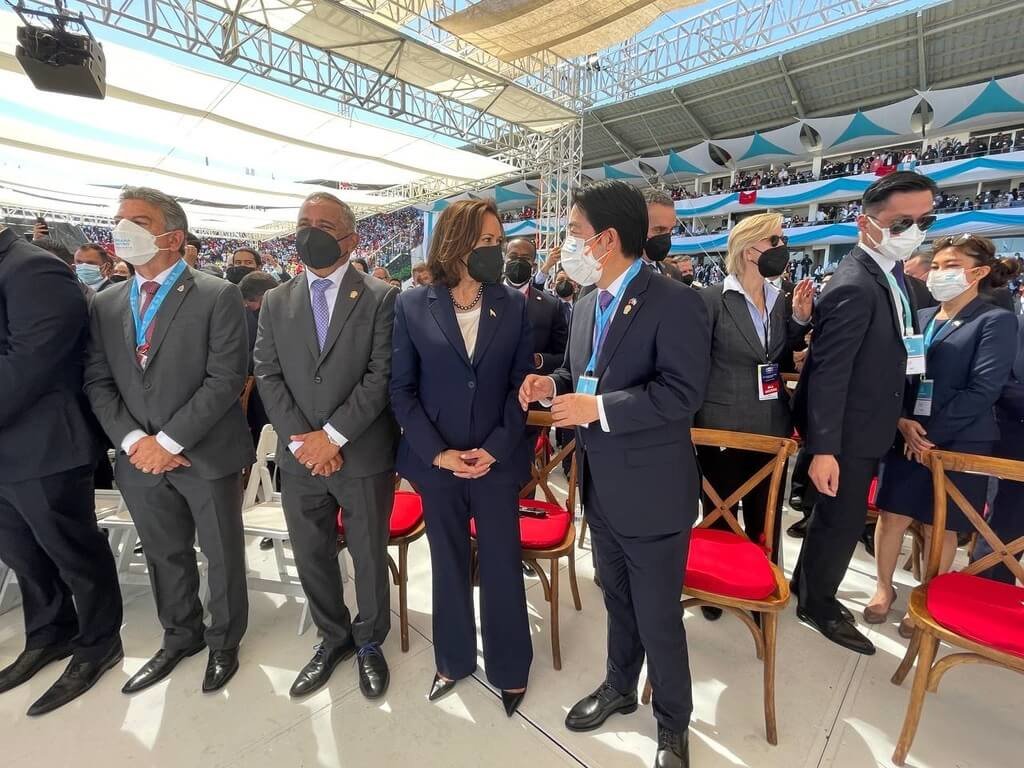 宏都拉斯總統就職典禮，副總統賴清德（前排右起）與美國副總統賀錦麗不但同場，位子還鄰近，2人自然互動。   圖：中央社/隨行採訪團提供
