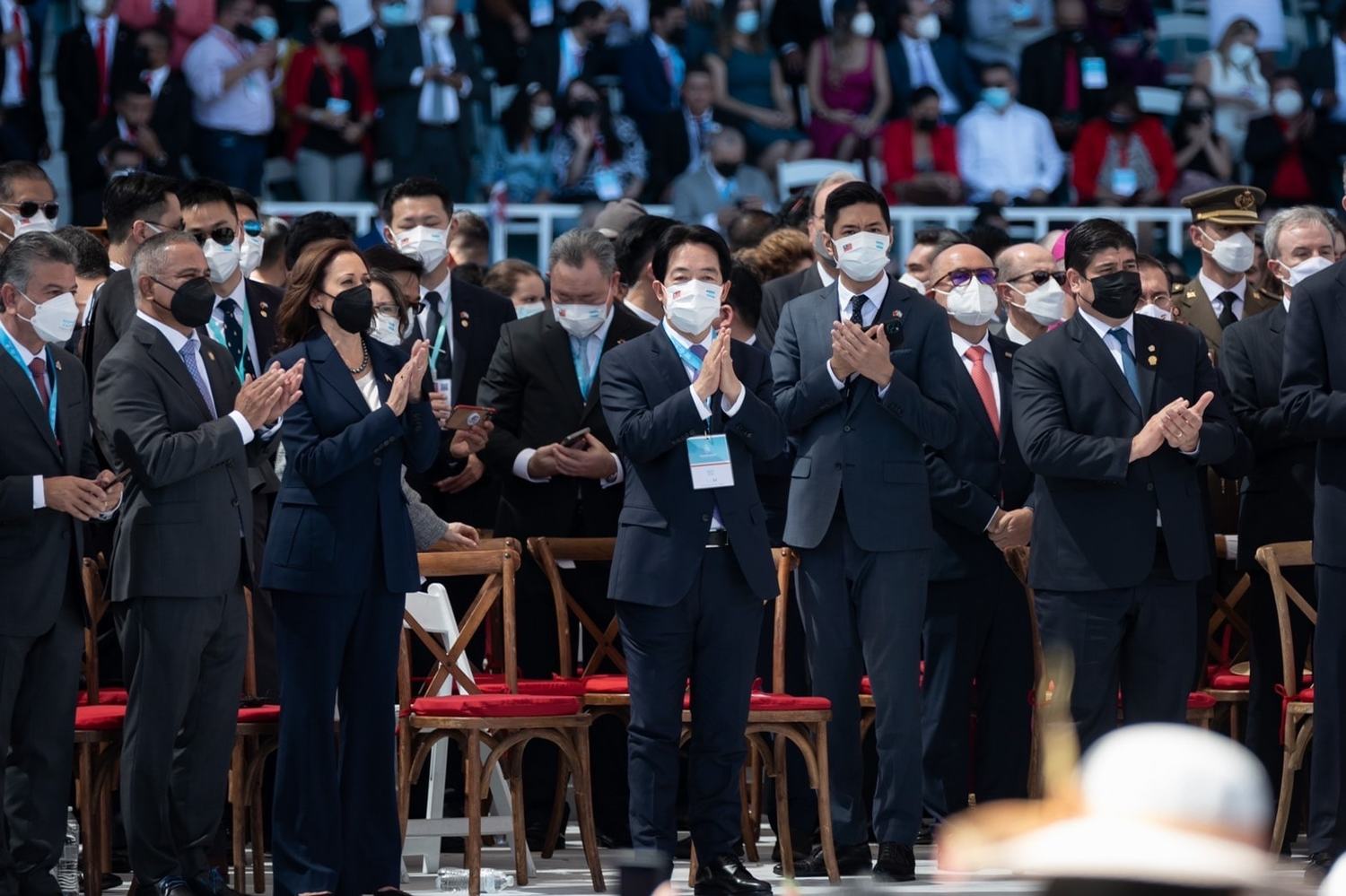 副總統賴清德（中）出訪前往參加宏都拉斯新任總統就職典禮，與美國副總統賀錦麗（前排左三）同台，2人還互動寒喧。   圖：翻攝自賴清德臉書