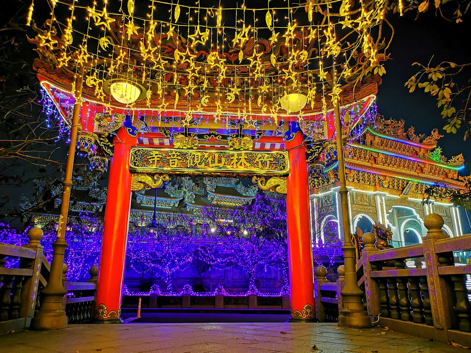 竹林山觀音寺對面的公園綠地在空中懸跨五角星星及月亮造型燈飾。   圖：林口區公所提供