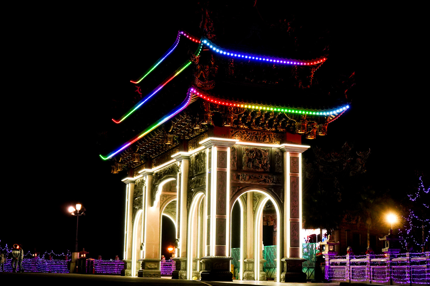 林口竹林山觀音寺今年首次在牌樓上安裝LED燈條。   圖：林口區公所提供