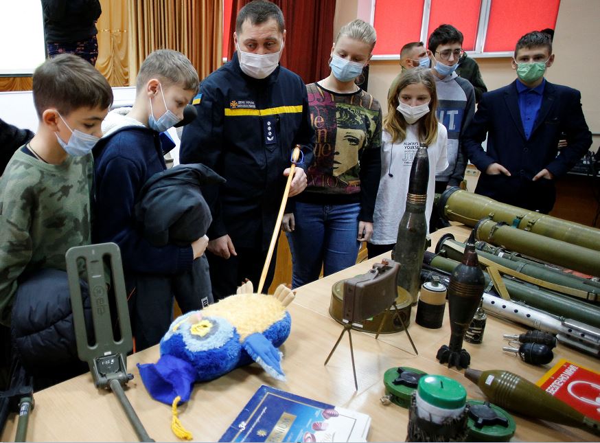 烏克蘭警察向學生展示，玩偶填裝炸彈後將造成巨大的殺傷力。   圖：達志影像/路透社