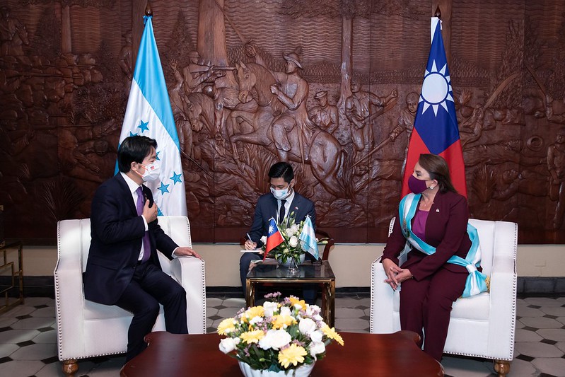 賴清德副總統於當地時間27日下午（台北時間28日上午），與宏都拉斯共和國總統卡蕬楚（Xiomara Castro）在宏國總統府舉行雙邊會談。   圖：總統府提供