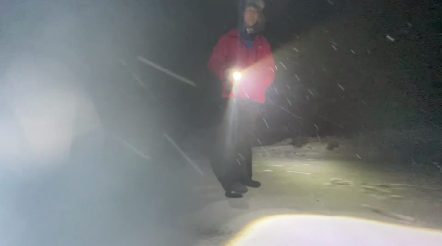 受大陸冷氣團及東北風影響，玉山28日晚間18時10分降雪。   圖：中央氣象局提供影片截圖