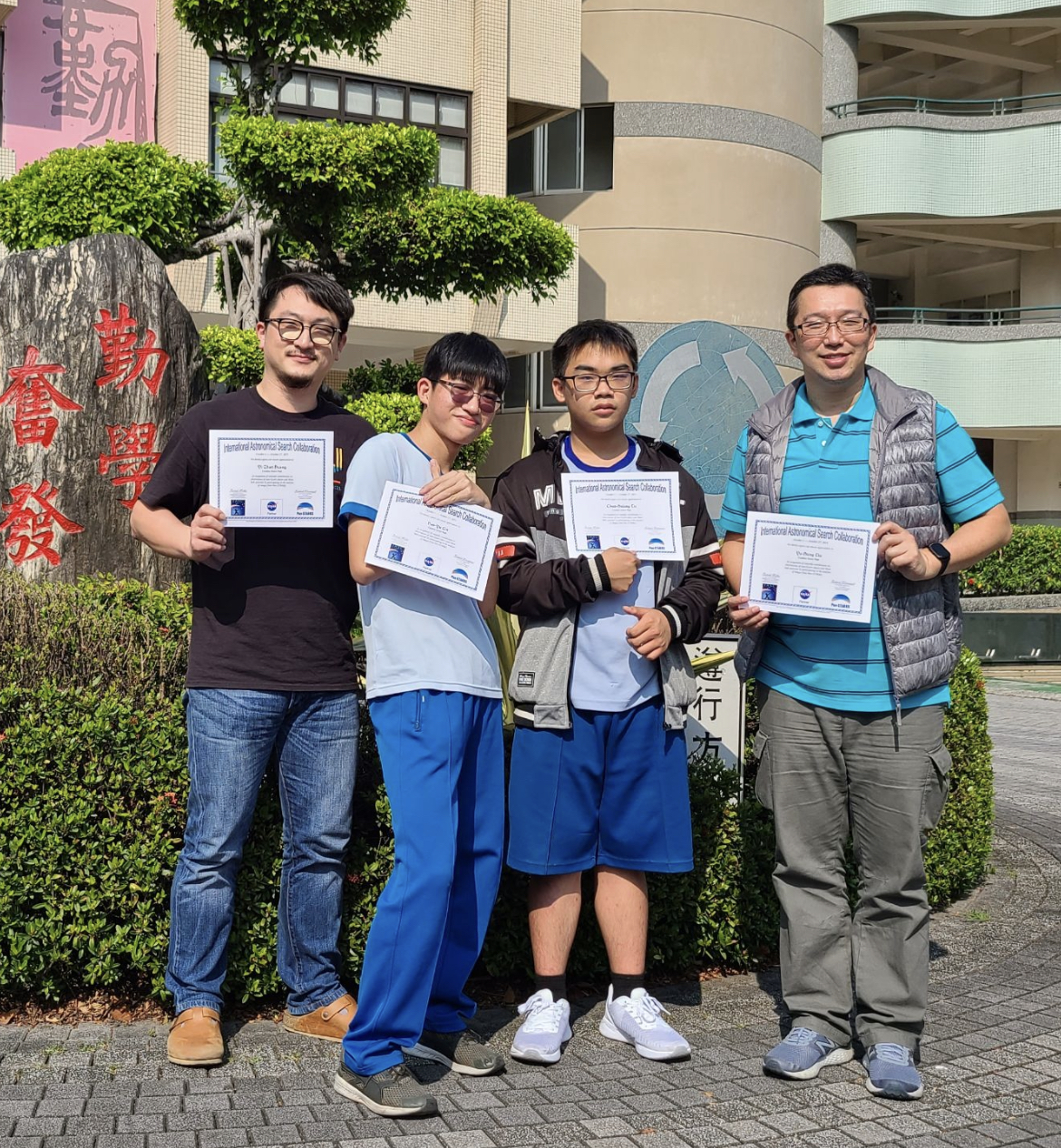黃翊展、林浩瑜、涂鈞翔、劉育宏(左至右）手上拿著國際小行星認證證書。   圖：高雄市教育局提供