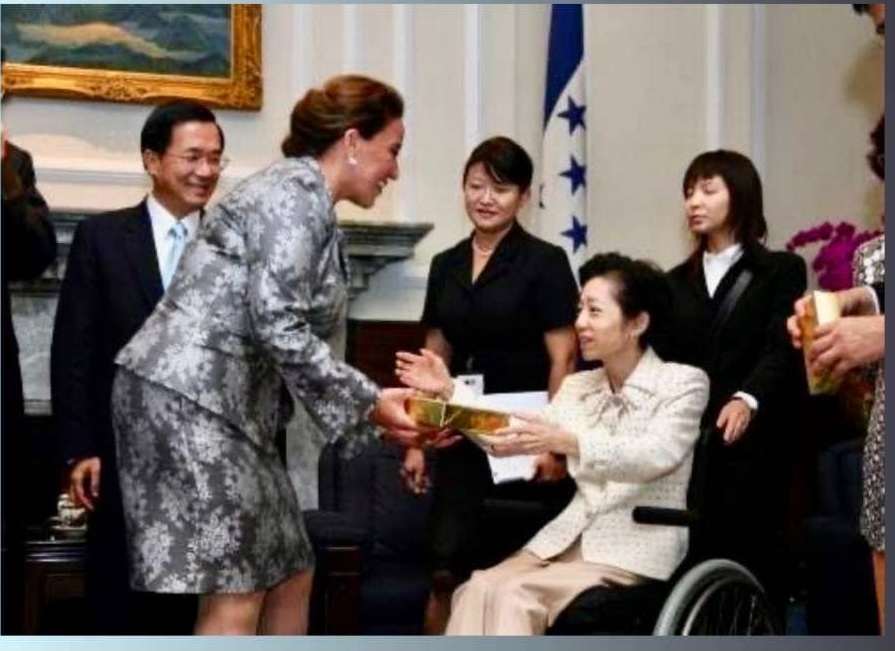 陳水扁前總統分享2006年時賽拉亞總統夫人卡蕬楚在總統府會晤吳淑珍照片。   圖：取自陳水扁臉書