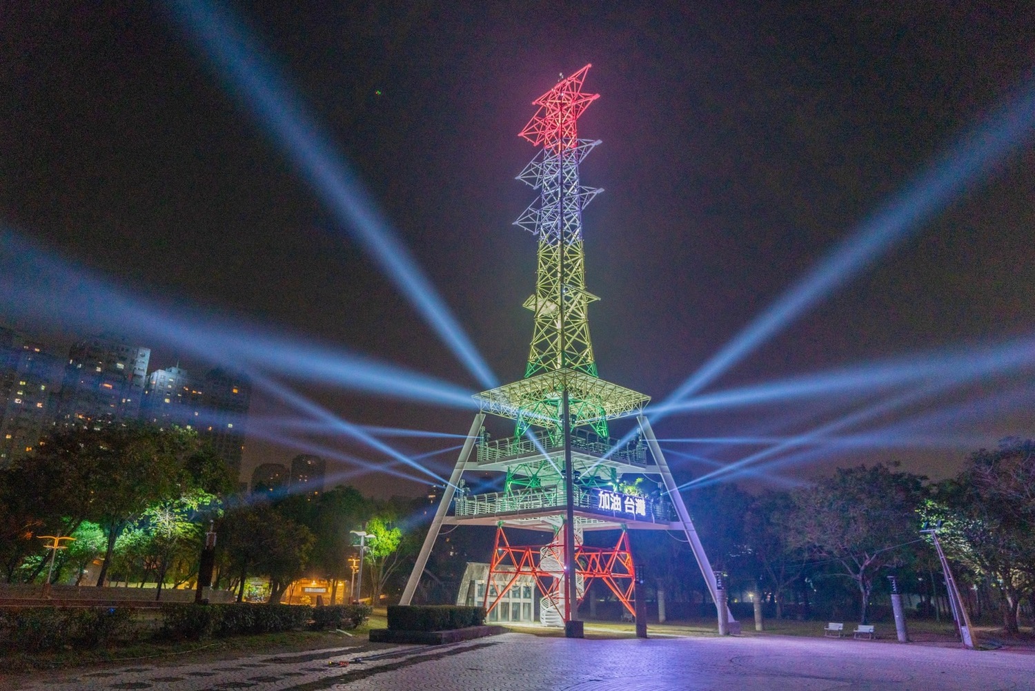  光之塔成為高雄夜間新地標。   圖：高雄市觀光局提供