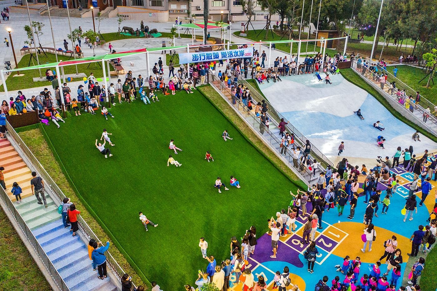 嘉義市棒球場旁的滑草場，大人小孩都愛玩。   圖：嘉義市政府/提供