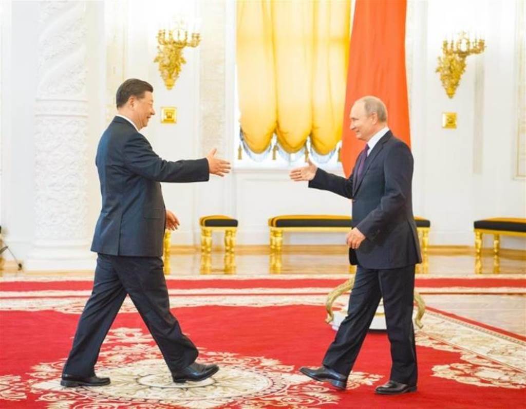 俄羅斯總統普丁已意識到，一但打戰必定成世界孤兒，所以早與中國主席習近平完成交易。   圖：翻攝自新華網