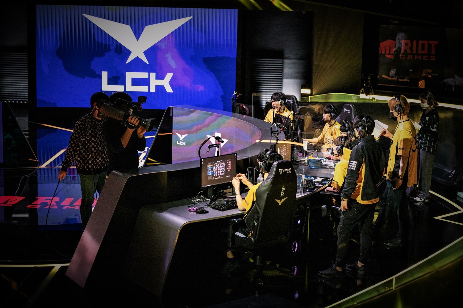 韓國政府宣布放棄檢測及追蹤輕症患者，而自今年 1 月中開打的《英雄聯盟》LCK 聯賽中也陸續傳出選手確診消息   圖：翻攝自 League of Legends Champions Korea flickr