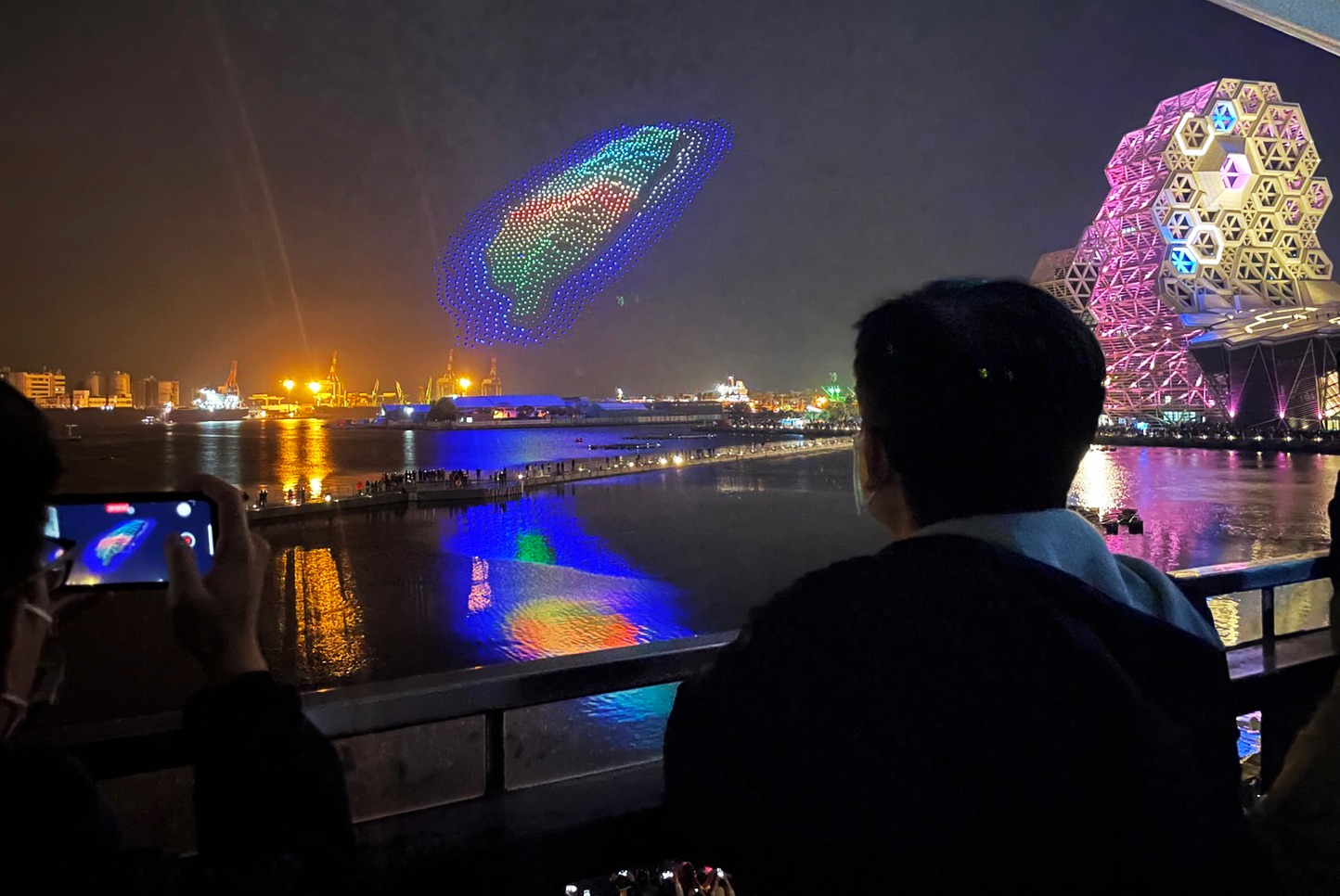 台灣面對疫情爆發，嚴峻而患難的時刻，受到很多國際奧援，高雄市長陳其邁以燈火慶典，獻上國際級的感謝。圖：擷取自陳其邁臉書