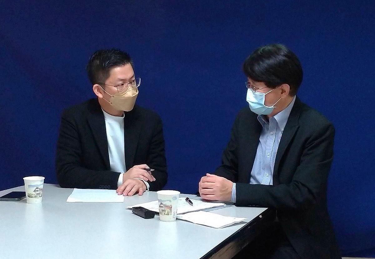 日籍媒體人早田健文（右）宣稱日本政府用政治方式來施壓台灣開放核食非常不道德。   圖：翻攝黃心華臉書