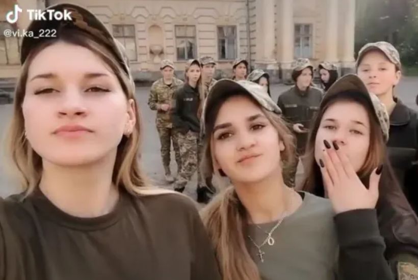 烏克蘭搬出外型亮眼的女兵大打「宣傳戰」，紛紛秀出性感辣照與訓練生活照，吸引大量粉絲按讚。   圖:翻攝自TikTok