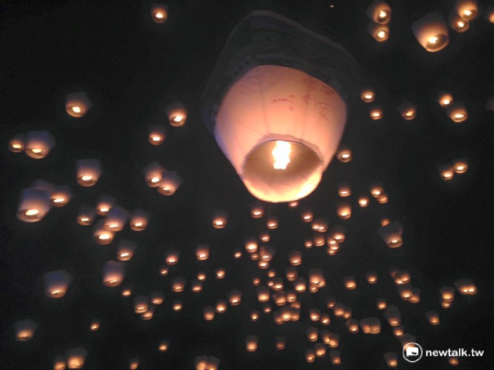 台北市長柯文哲、新北市長朱立倫以及基隆市長22日晚間共同出席平溪天燈節，並一同施放天燈。   圖：呂佳峻/攝