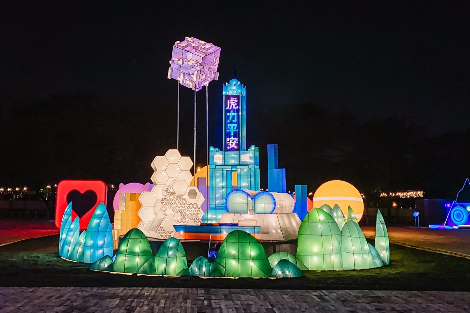 「2022台灣燈會」衛武營燈區的中央主燈7米高的「魅塔高雄」。   圖：交通部觀光局／提供