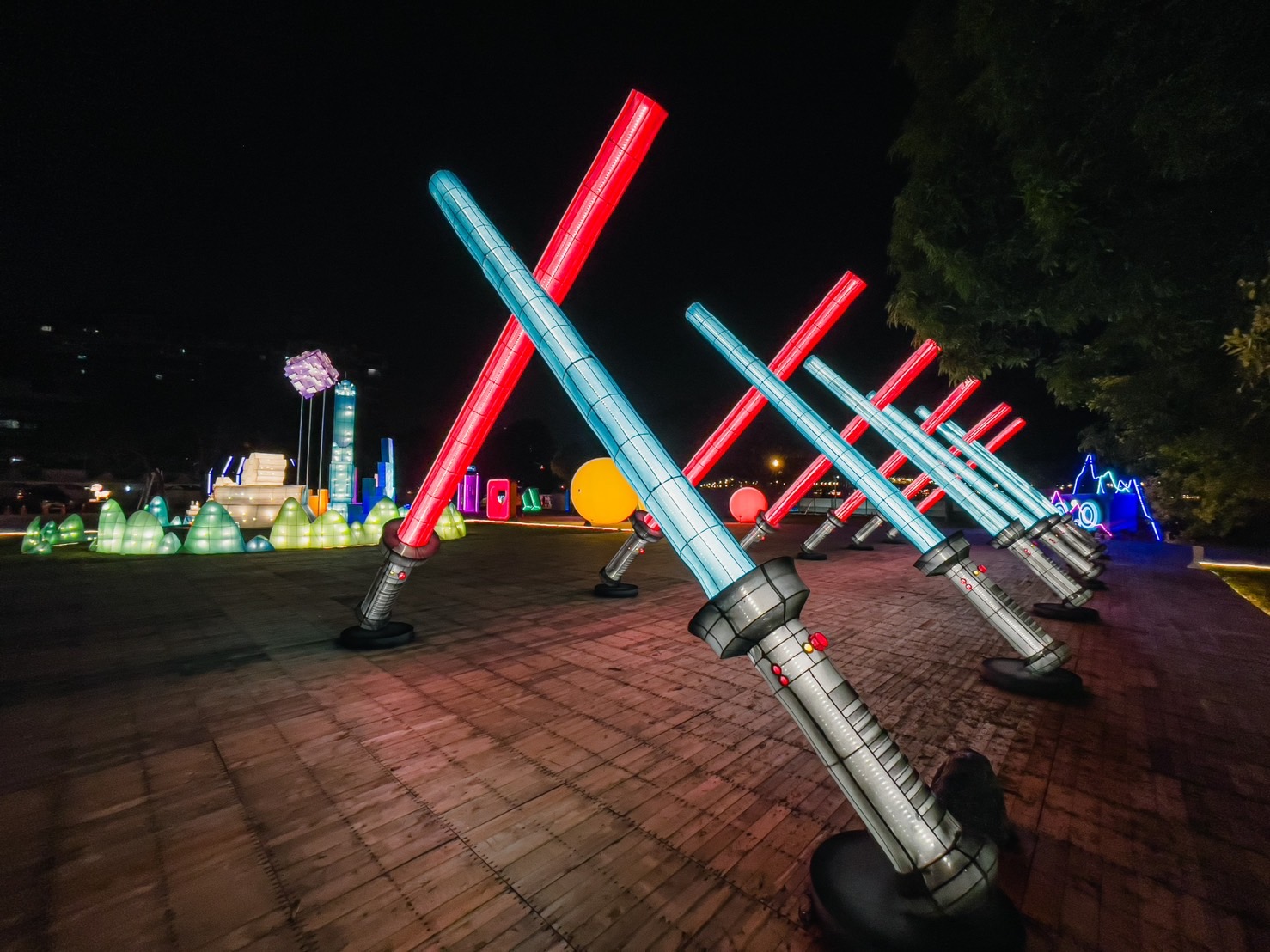 「2022台灣燈會」衛武營燈區的作品「光影振幅」。   圖：交通部觀光局／提供