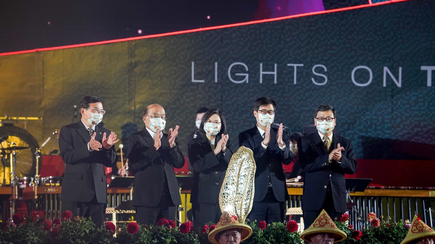 蔡總統(中)出席台灣燈會衛武營中央主燈點燈儀式。   圖：高雄市政府提供