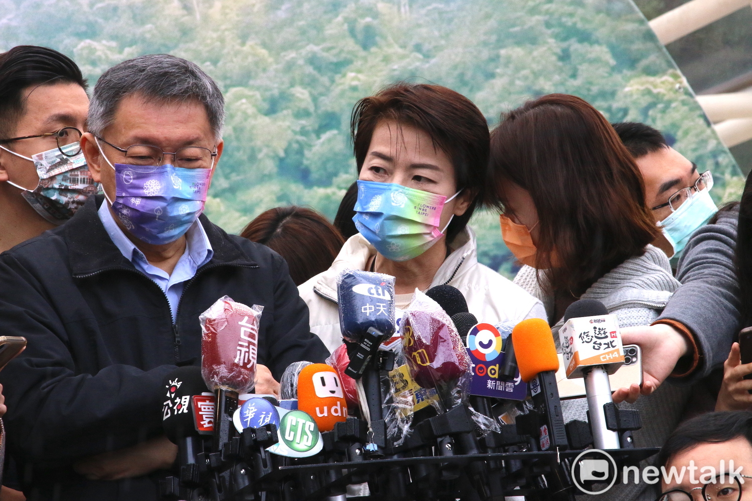 台北市副市長黃珊珊（右）表示，讓醫院好做事比官方意見更重要，打這場仗應是互相火力支援，不是比賽或互相拉扯。   圖：張良一 / 攝