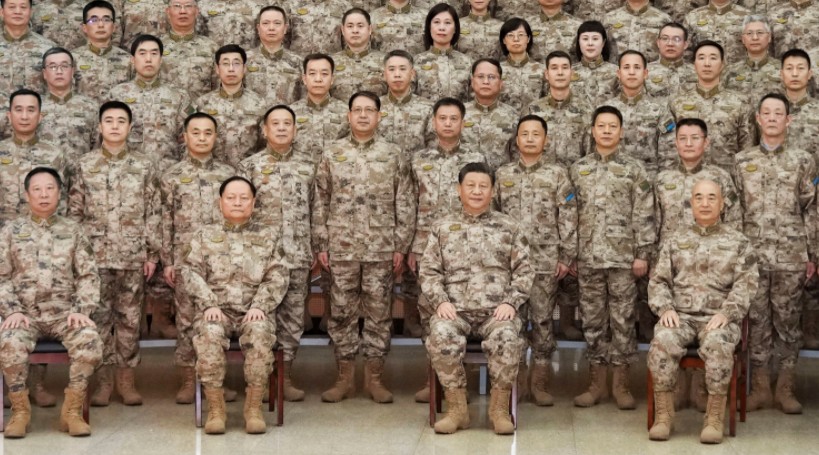 中國國家主席習近平（前排右二）之前穿上軍裝到解放軍中央戰區視察時和解放軍合照。   圖：翻攝新華社