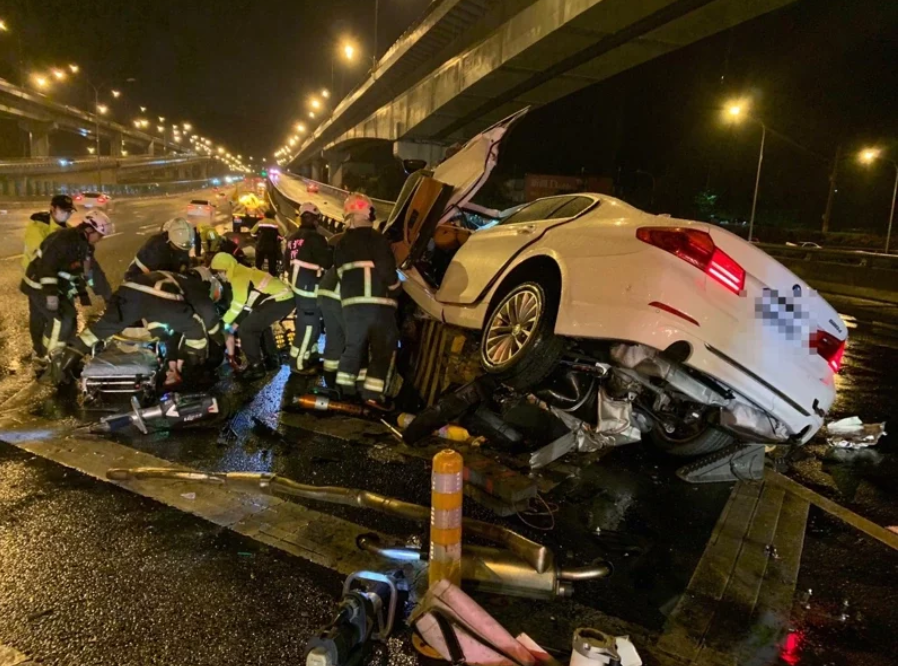 國道一號死亡車禍 Bmw撞分隔島3死1人噴飛 2人夾困 社會 Newtalk新聞