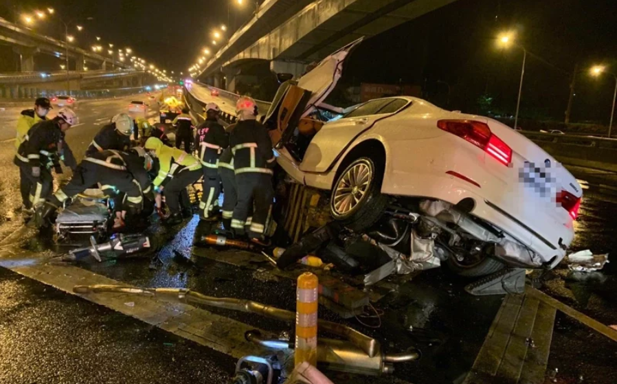 國道一號死亡車禍 Bmw撞分隔島3死1人噴飛 2人夾困 社會 新頭殼newtalk