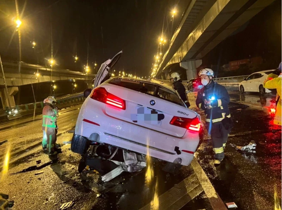 國道一號死亡車禍！BMW撞分隔島3死 1人噴飛、2人夾困