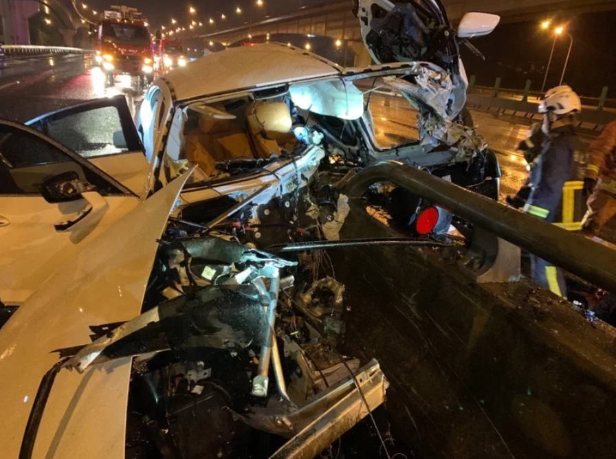 國道一號死亡車禍！BMW撞分隔島3死 1人噴飛、2人夾困