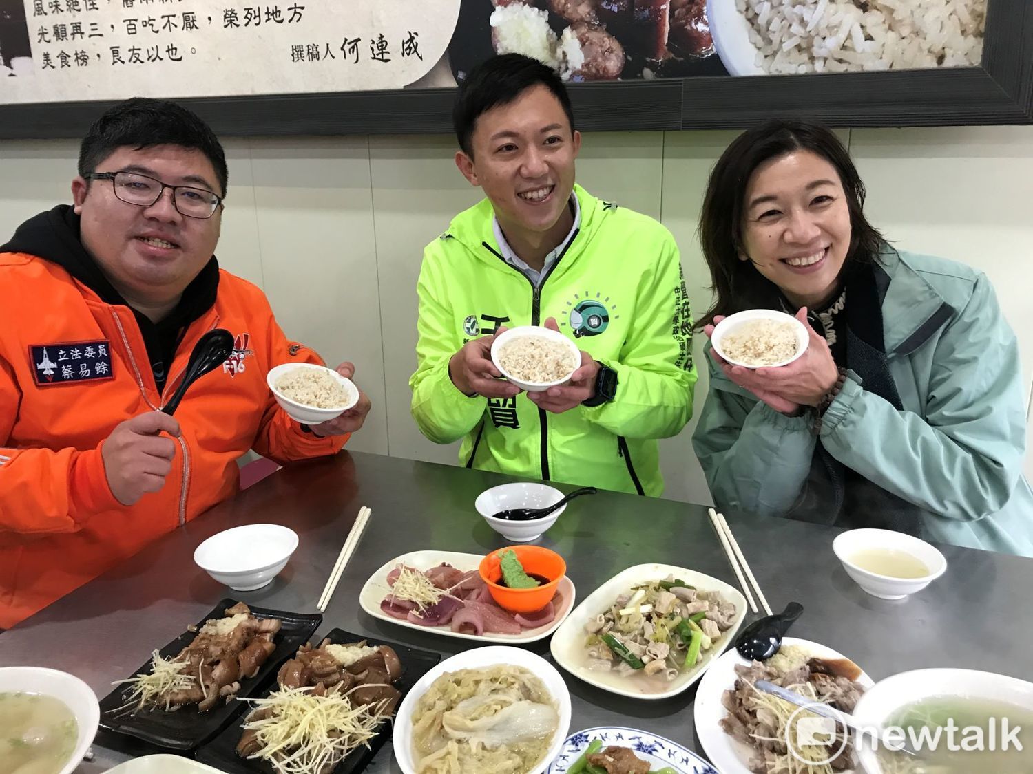 林靜儀蔡易餘鹽水大啖豬頭飯  林靜儀：豬頭其實很好用