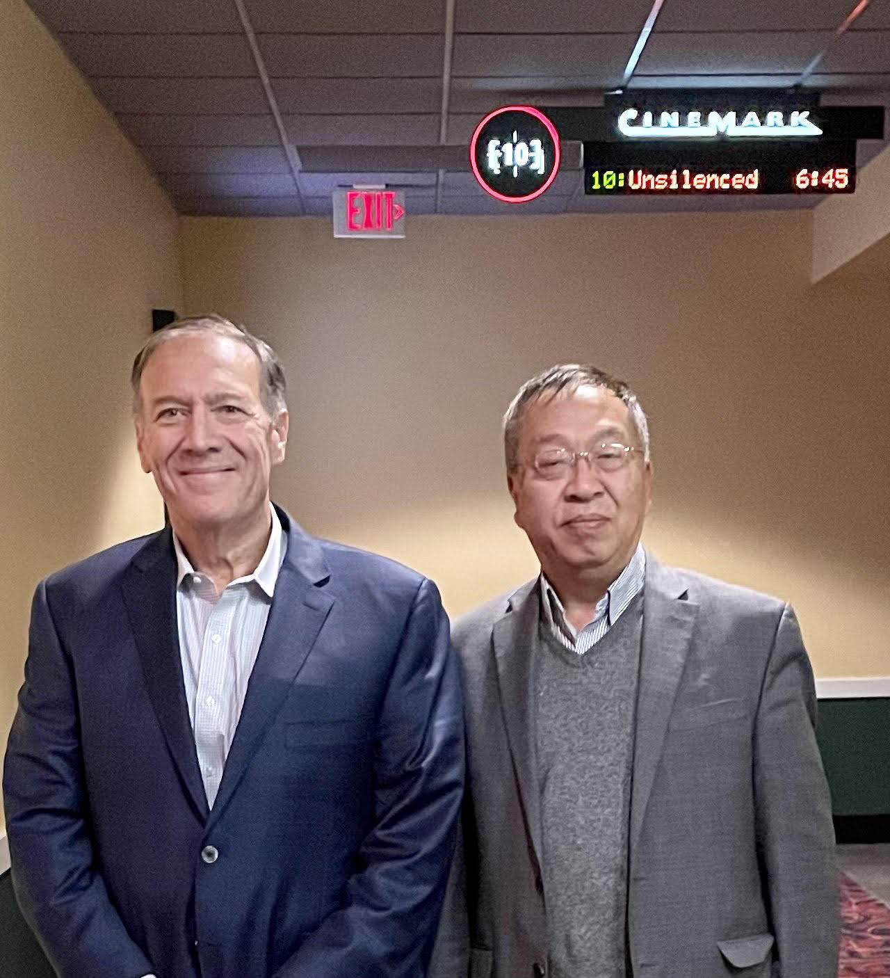 美國前國務卿蓬佩奧（左）與前首席顧問余茂春傳3月將聯袂訪問台灣，日前2人一起去看了溫哥華華裔導演的新片《沉默呼聲》。   圖：翻攝自蓬佩奧推特