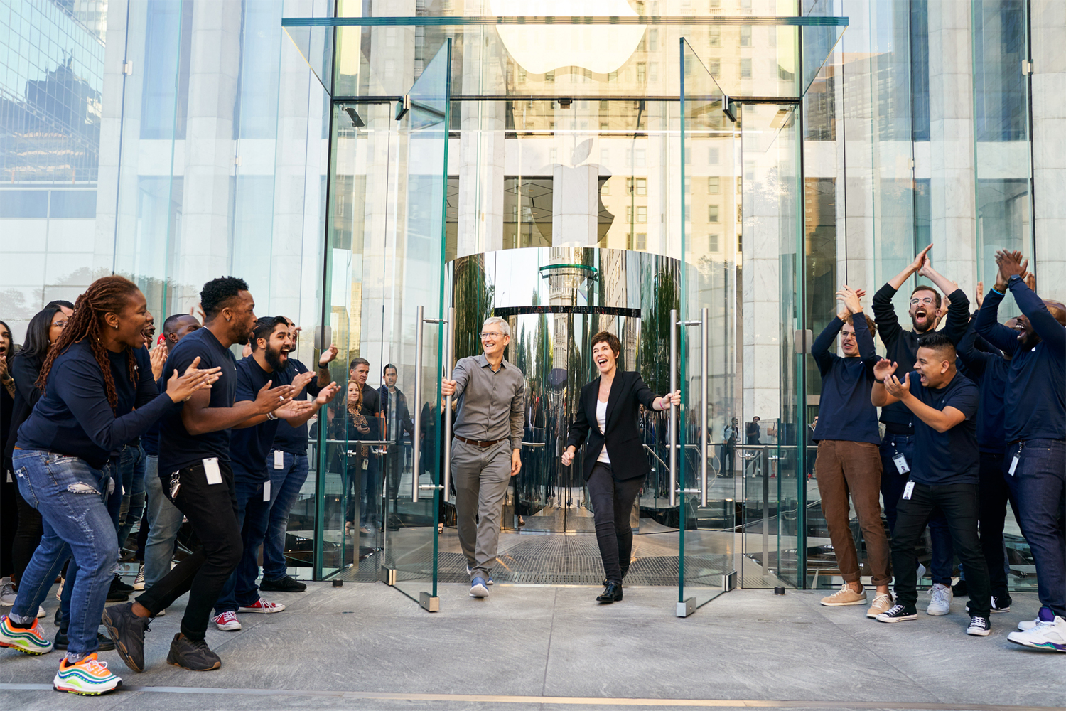 薪水太低無法負擔生活消費！美國Apple Store員工建立工會抗議