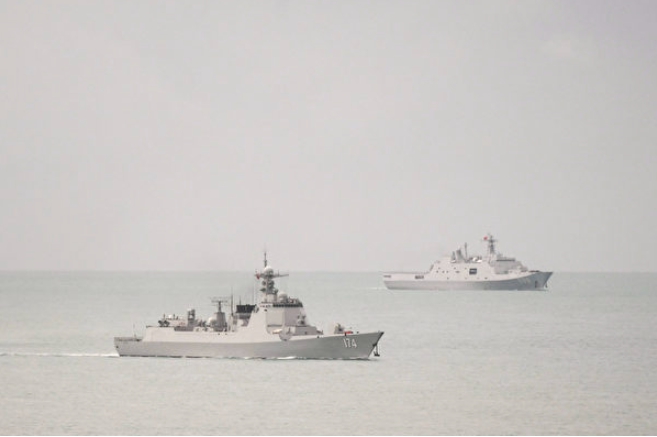 2月18日，一艘解放軍旅洋級導彈驅逐艦（左）在一艘玉洲級兩棲登陸艦（右）的隨伴下，離開托雷斯海峽，進入珊瑚海水域。   圖 : 翻攝自澳洲國防部