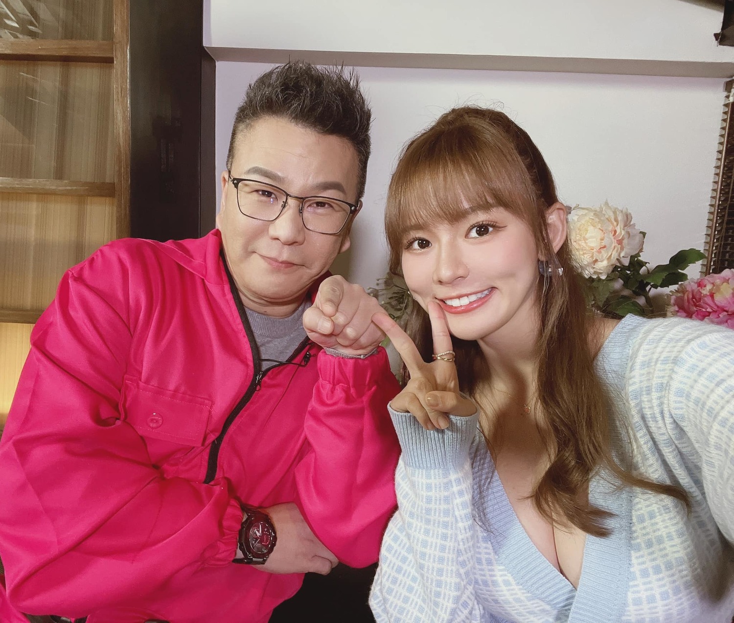 林莎冷天穿「超低胸深V」大露飽滿美胸！網羨：玉琳哥好幸福