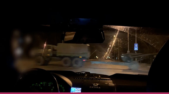 目擊者拍到拉著大砲的軍事車隊穿過烏東頓內次克市區。   圖 : 翻攝自環球網
