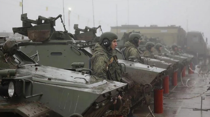 美國警告烏克蘭，俄羅斯將在48小時內全面入侵。俄軍坦克在21日大量開進烏東地區。   圖 : 翻攝俄羅斯國防部