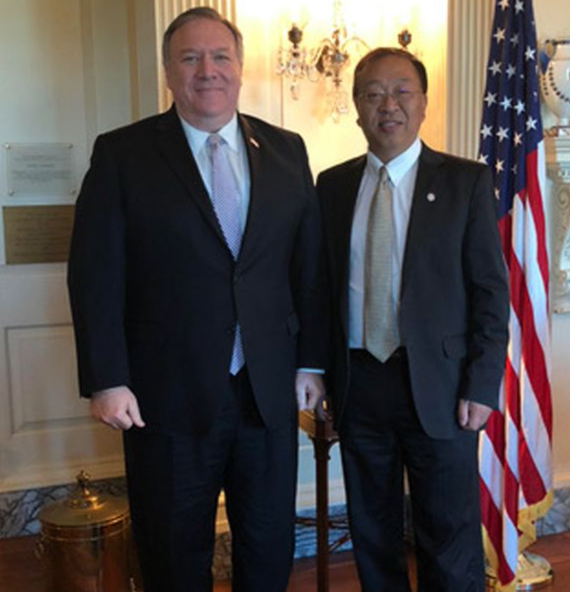 美國前國務卿蓬佩奧（左）將訪問台灣，首席顧問余茂春一起訪台。 圖/截自State Department photograph