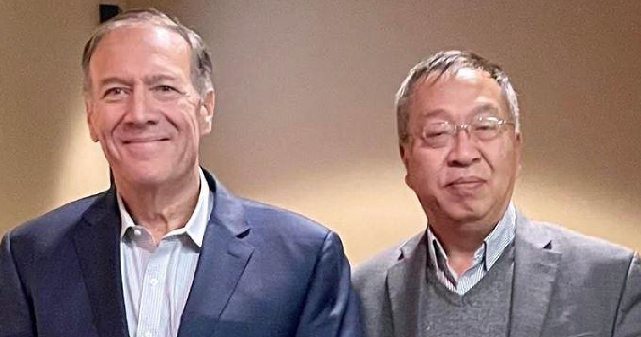 前美國國務卿蓬佩奧（左）與首席中國政策顧問余茂春（右）。 圖：截自蓬佩奧臉書（資料照）