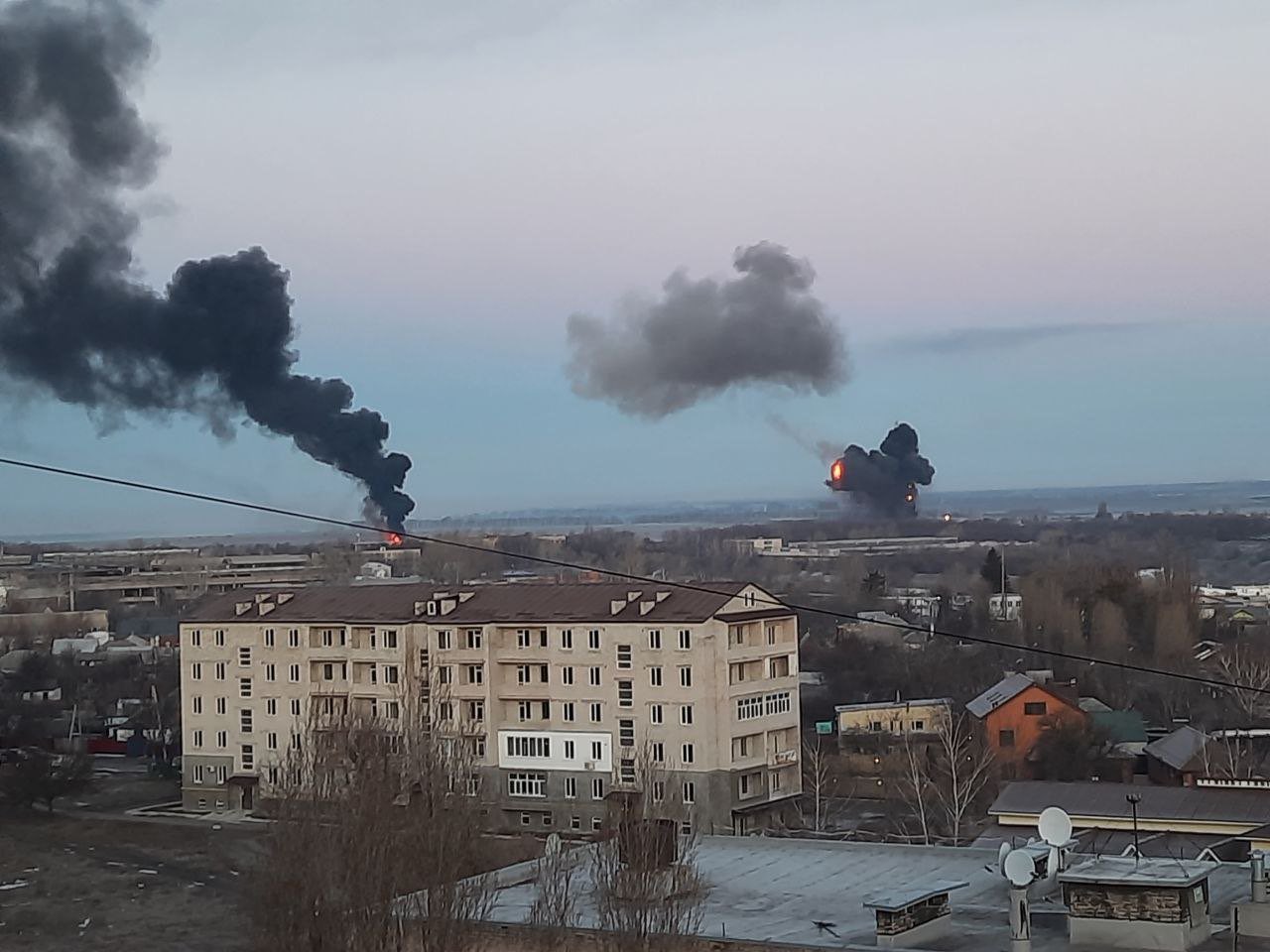 烏克蘭東北部的第二大城市哈爾科夫發生多起爆炸，許多民眾紛紛將影片及圖片放上社群媒體。   圖：翻攝推特