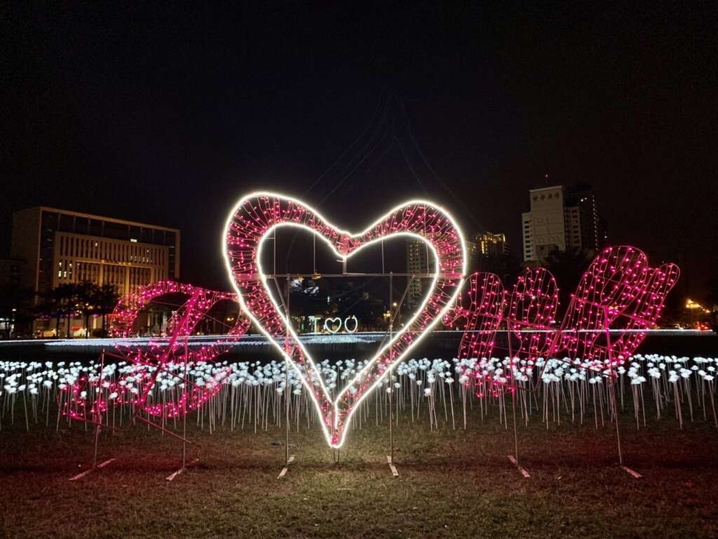 情人約會浪漫首選！台南3萬朵玫瑰花燈海白天夜晚都好拍